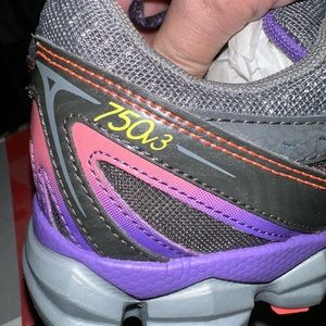 New Balance 750 women Sz-7.